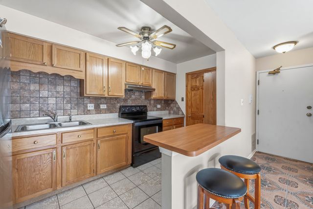 605 W Central Road C1, Mount Prospect, IL 60056