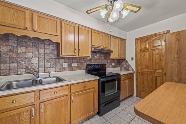 605 W Central Road C1, Mount Prospect, IL 60056