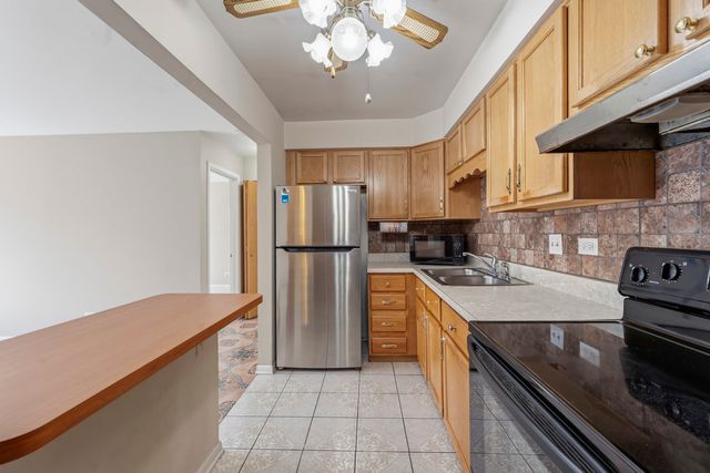 605 W Central Road C1, Mount Prospect, IL 60056