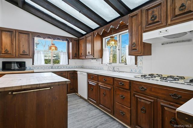 275 Pinewood Road, Cutchogue, NY 11935