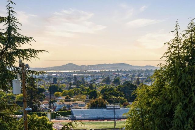8622 Thermal Street, Oakland, CA 94605
