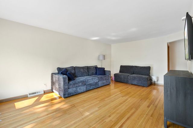 7039 N Ottawa Avenue, Chicago, IL 60631