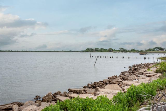 842 County Road 478, Palacios, TX 77465
