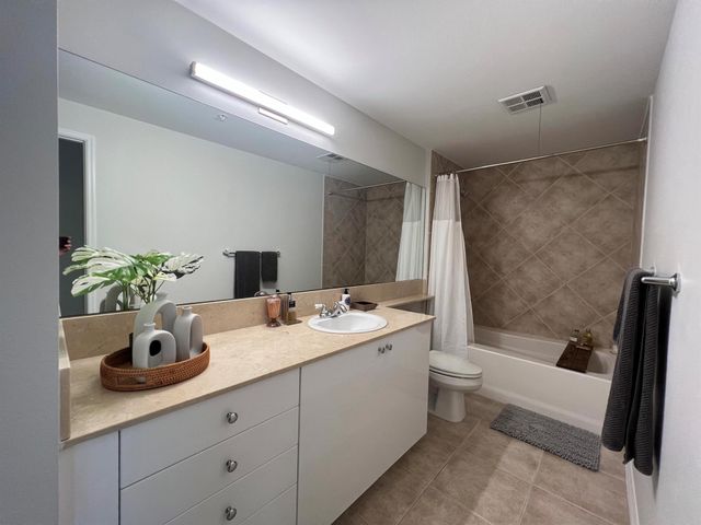 806 E Windward Way 216, Lantana, FL 33462