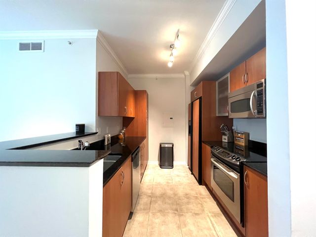 806 E Windward Way 216, Lantana, FL 33462