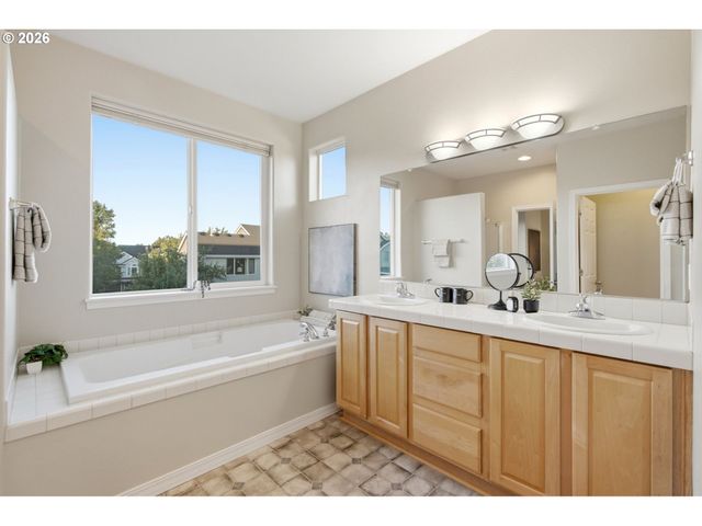 23832 Sw HERON LAKES Dr, Sherwood, OR 97140