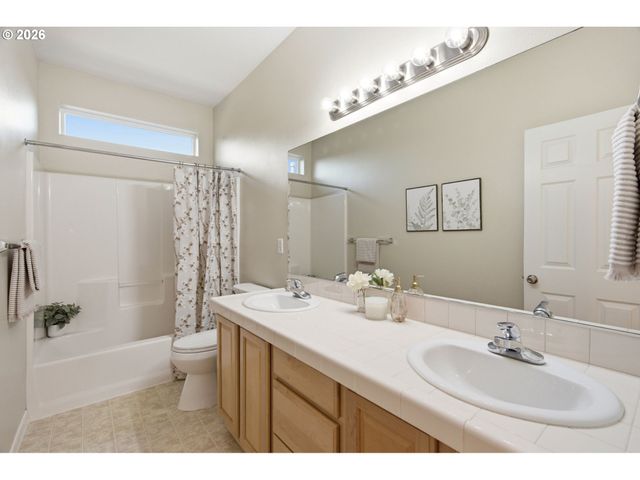 23832 Sw HERON LAKES Dr, Sherwood, OR 97140