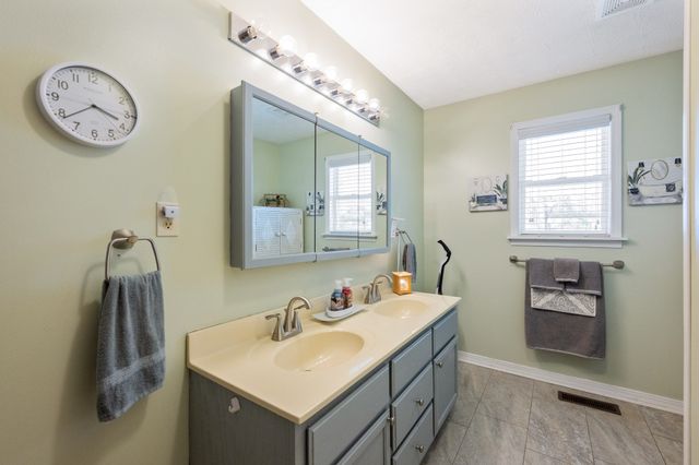 55 Sunshine Cv, Scotts Hill, TN 38374