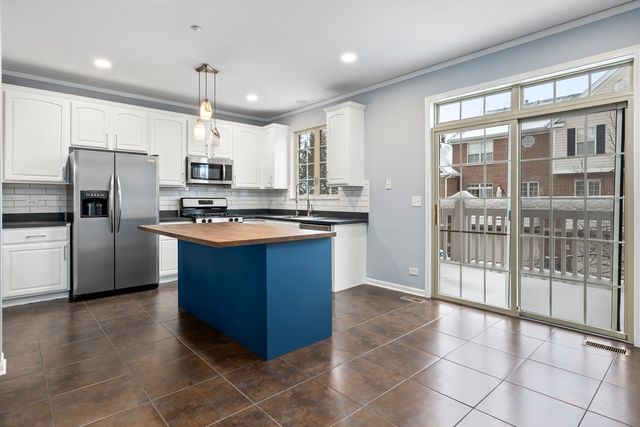 484 Prestwick Lane, Wheeling, IL 60090