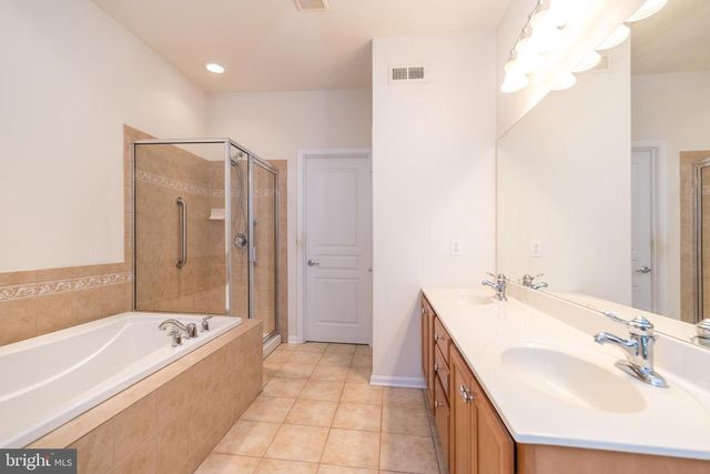 1824 EMERALD DR, Orefield, PA 18069