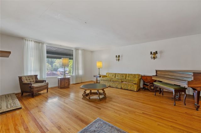 1252 Sharon St, Aliquippa, PA 15001