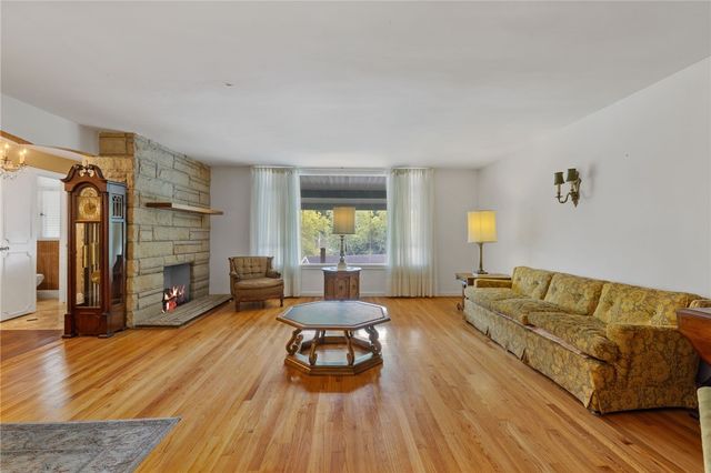 1252 Sharon St, Aliquippa, PA 15001