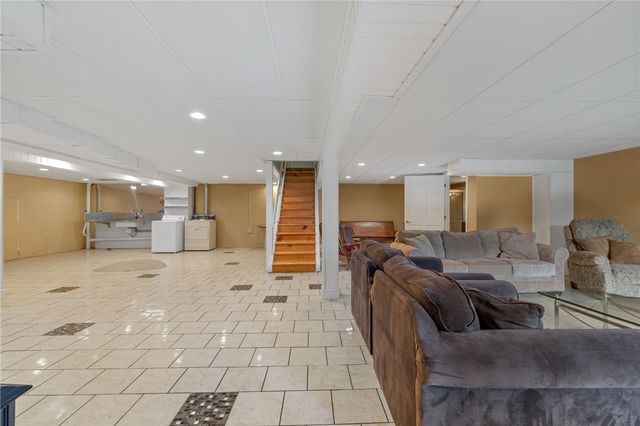 1252 Sharon St, Aliquippa, PA 15001