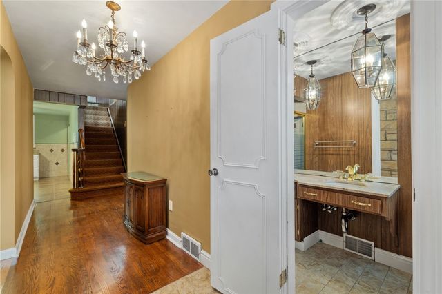 1252 Sharon St, Aliquippa, PA 15001