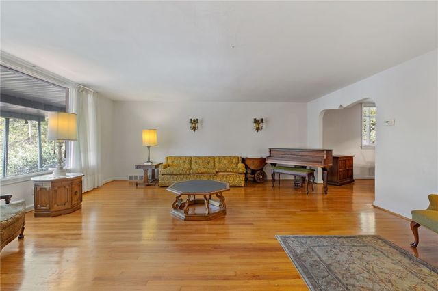 1252 Sharon St, Aliquippa, PA 15001