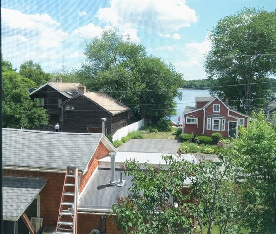 7 Holly St, Halifax, MA 02338