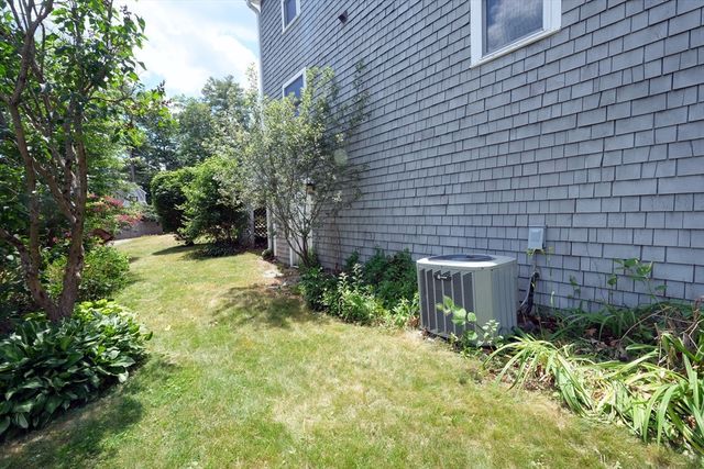 7 Holly St, Halifax, MA 02338