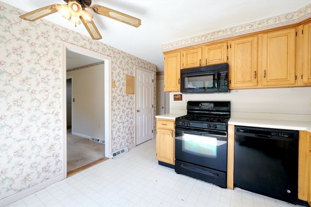 7 Holly St, Halifax, MA 02338