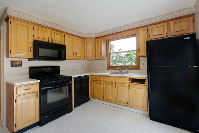 7 Holly St, Halifax, MA 02338
