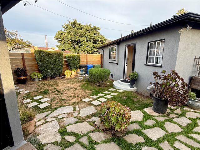 5541 Harcross Drive, Los Angeles, CA 90043