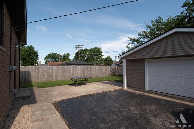 5854 W 81st Place, Burbank, IL 60459