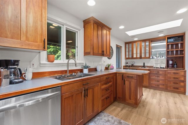 22525 10th Avenue S, Des Moines, WA 98198