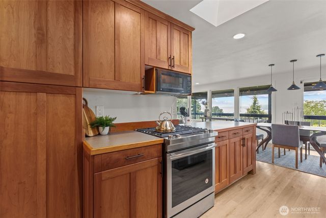 22525 10th Avenue S, Des Moines, WA 98198