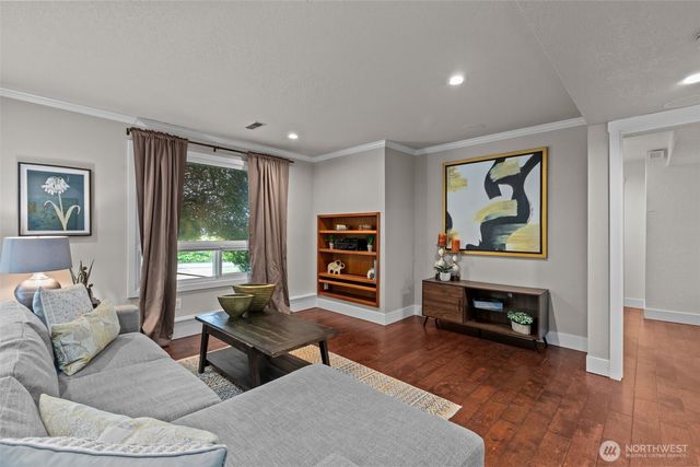 22525 10th Avenue S, Des Moines, WA 98198