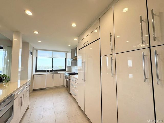 27010 Grand Central Parkway 10O, Floral Park, NY 11005