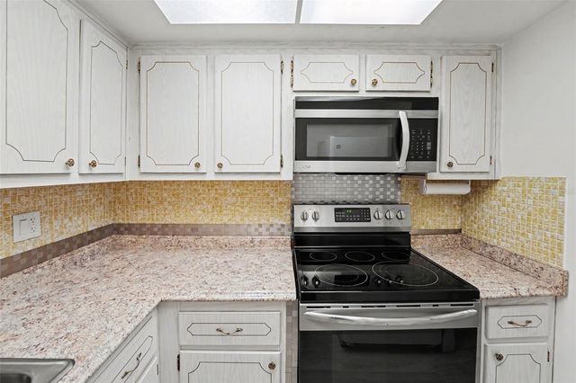 951 79TH AVENUE N APT 322, St Petersburg, FL 33702