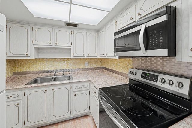 951 79TH AVENUE N APT 322, St Petersburg, FL 33702