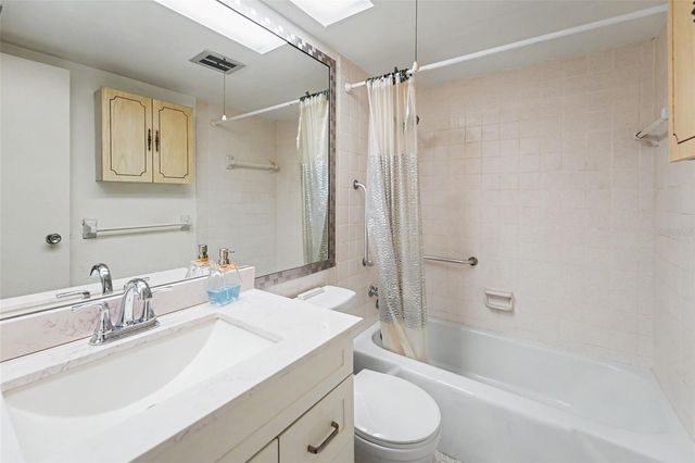 951 79TH AVENUE N APT 322, St Petersburg, FL 33702