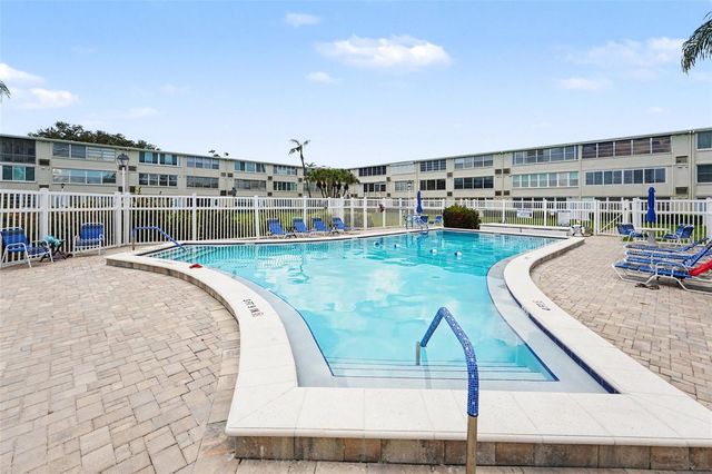 951 79TH AVENUE N APT 322, St Petersburg, FL 33702