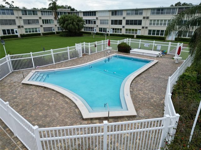 951 79TH AVENUE N APT 322, St Petersburg, FL 33702