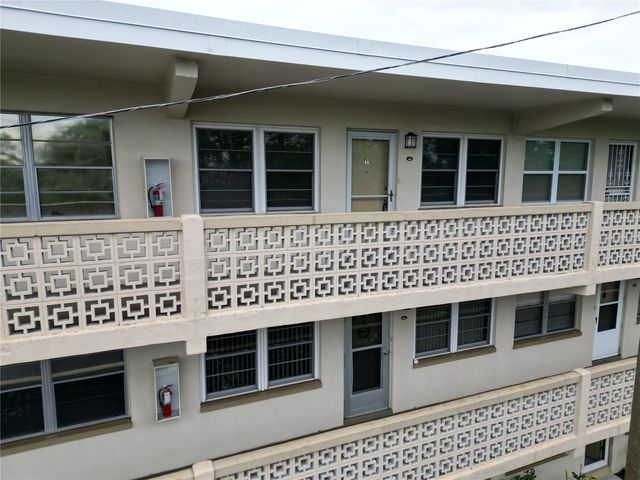 951 79TH AVENUE N APT 322, St Petersburg, FL 33702