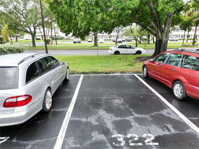951 79TH AVENUE N APT 322, St Petersburg, FL 33702