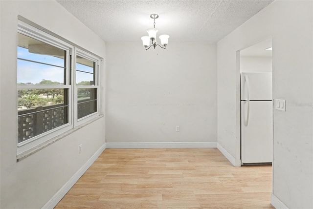 951 79TH AVENUE N APT 322, St Petersburg, FL 33702