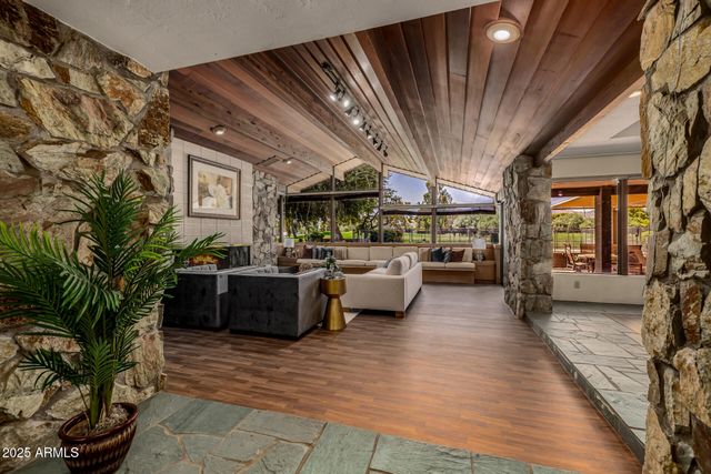 8424 N GOLF Drive, Paradise Valley, AZ 85253