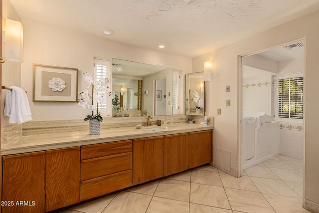 8424 N GOLF Drive, Paradise Valley, AZ 85253