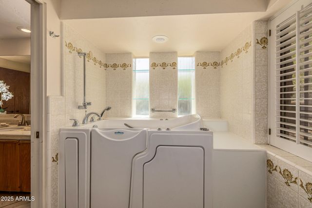 8424 N GOLF Drive, Paradise Valley, AZ 85253