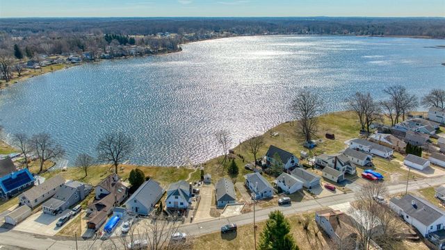 298 Ackerson Lake Drive, Jackson, MI 49201