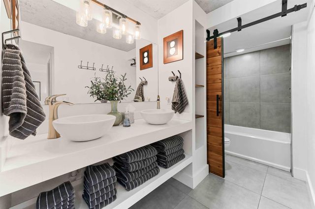 2425 Presidential Way 1806, West Palm Beach, FL 33401