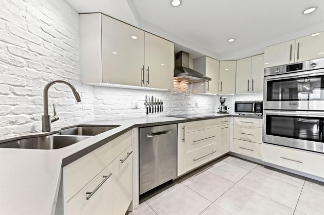 2425 Presidential Way 1806, West Palm Beach, FL 33401