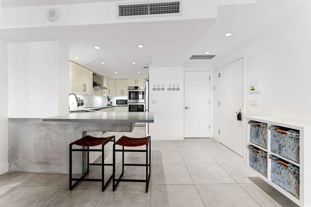 2425 Presidential Way 1806, West Palm Beach, FL 33401