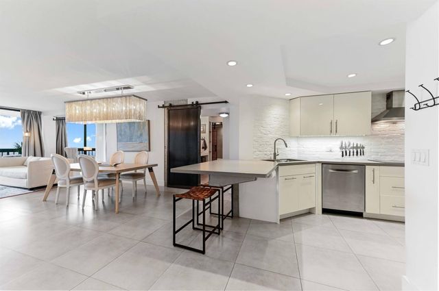 2425 Presidential Way 1806, West Palm Beach, FL 33401