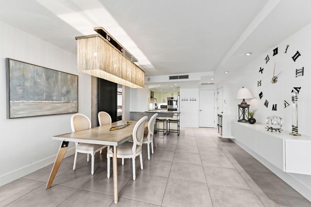 2425 Presidential Way 1806, West Palm Beach, FL 33401