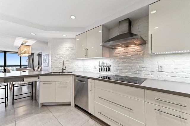 2425 Presidential Way 1806, West Palm Beach, FL 33401