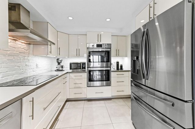 2425 Presidential Way 1806, West Palm Beach, FL 33401