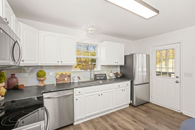 3325 Curtis Hill Ct, Nashville, TN 37218