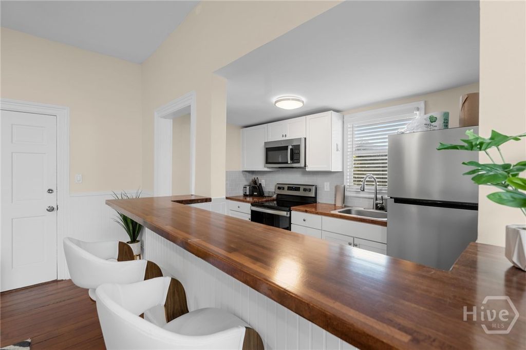 Image 11 of property listing at 303 W Park Avenue D, Savannah, GA 31401